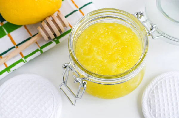 Zelfgemaakte citroen en honing gezichtsmasker (suiker scrub) in de glazen pot. Diy citrus schoonheidsbehandelingen en spa recept. Bovenaanzicht, kopieer ruimte. — Stockfoto