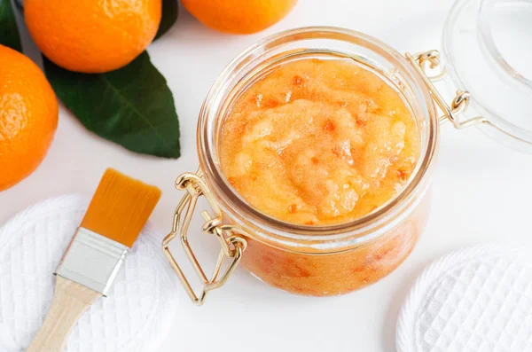 Mascarilla facial de mandarina casera (exfoliante de azúcar) en el frasco de vidrio. Mandarina naranja cosméticos DIY y receta de spa . — Foto de Stock
