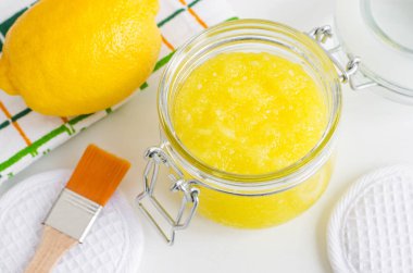 Cam kavanozda ev yapımı limon maskesi (deri yüzen şeker fırçası). Citrus meyvesi Diy güzellik tedavisi ve spa tarifi. Üst Görünüm, Boşluğu Kopyala
