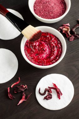 Ev yapımı amber ve yoğurt yüz maskesi (vücut sargısı, deri yüzme fırçası). Karkade Diy güzellik ve spa tarifi. Üst görünüm, alanı kopyala 