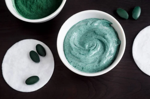 Spirulina i jogurt maska twarzy w małej białej misce. Naturalne zabiegi kosmetyczne i przepis spa. Blisko, widok z góry, przestrzeń do kopiowania — Zdjęcie stockowe