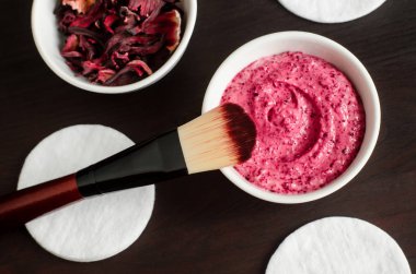 Ev yapımı amber ve yoğurt yüz maskesi (vücut sargısı, deri yüzme fırçası). Karkade Diy güzellik ve spa tarifi. Üst görünüm, alanı kopyala 