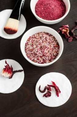 Ev yapımı amfibik çiçekli banyo tuzu, ayak yıkama. Karkade Diy güzellik ve spa tarifi. Üst görünüm, alanı kopyala