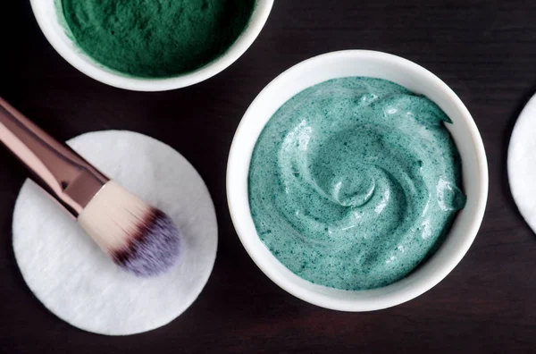 Spirulina dan yogurt masker wajah dalam mangkuk putih kecil. Perawatan kecantikan alami dan resep spa. Tutup, tilikan atas, salin ruang — Stok Foto