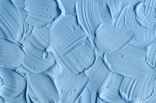 Light blue bentonite facial clay (mask, face cream, body wrap) texture close up, selective focus. Abstract background with brush strokes. — Stock Photo, Image