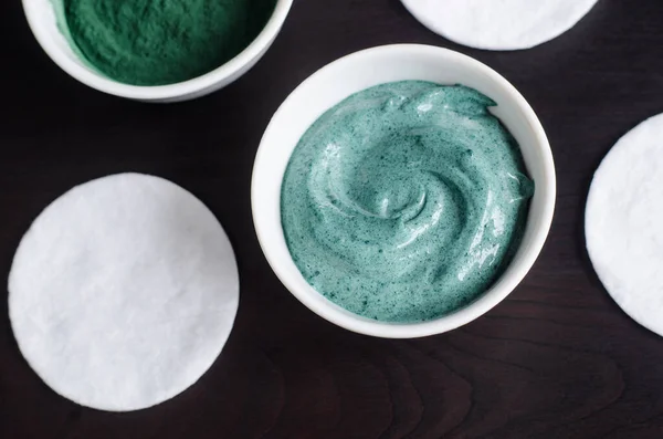 Зеленая (синяя) бентонитовая глина и маска йогурта в миске. Диевая маска для лица и рецепт обертывания тела. Закрыть, вид сверху — стоковое фото