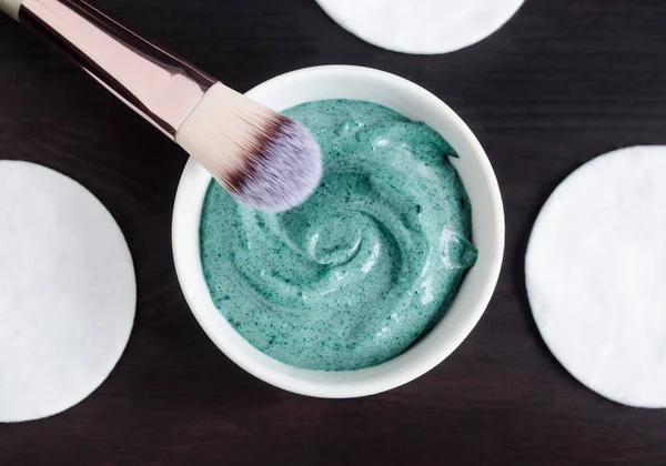 Hijau (biru) tanah liat bentonit dan masker yogurt dalam mangkuk. Diy masker wajah dan tubuh membungkus resep. Tutup, tampilan atas — Stok Foto