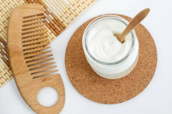 Muka yogurt Yunani buatan sendiri dan masker rambut dalam toples kaca. Diy resep perawatan kecantikan alami. Tampilan atas, ruang penyalinan — Stok Foto