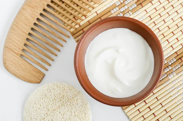 Muka yogurt Yunani buatan sendiri dan masker rambut dalam mangkuk keramik. Diy resep perawatan kecantikan alami. Tampilan atas, ruang penyalinan — Stok Foto