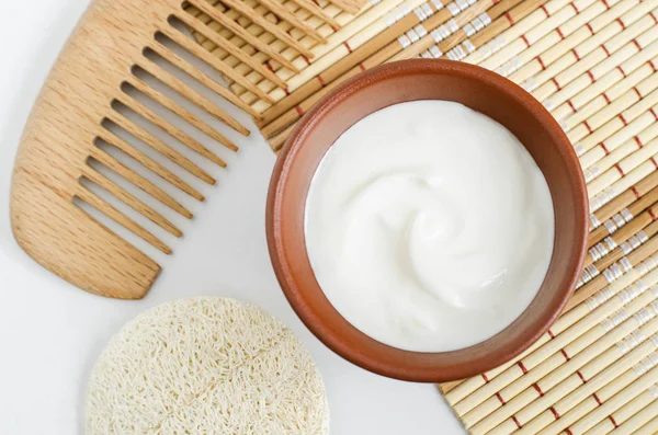 Cara de yogur griego casero y mascarilla para el cabello en el tazón de cerámica. Diy receta de tratamiento de belleza natural. Vista superior, espacio de copia —  Fotos de Stock