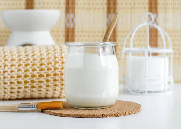 Zelfgemaakte Griekse yoghurt gezichtsmasker in de glazen pot. Sterven natuurlijke schoonheid behandeling recept. Kopieerruimte — Stockfoto