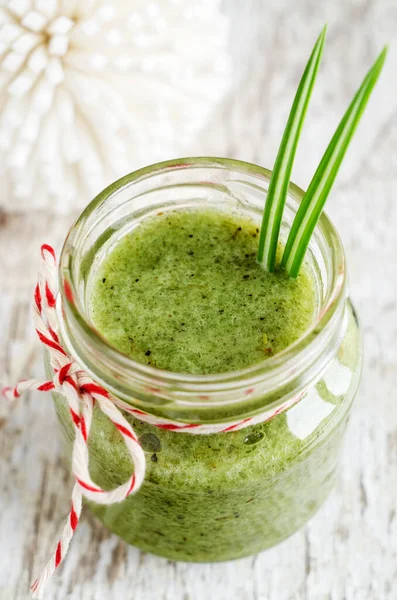 Domácí exfoliační drhnutí nebo maska na obličej a tělo s bylinnými výtažky (zelený čaj). Diy kosmetika a lázeňský recept. — Stock fotografie