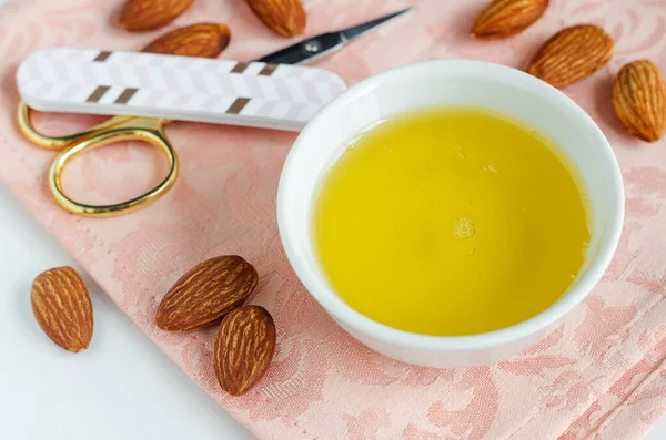 Cuenco Pequeño Con Aceite Almendras Para Tratamiento Natural Uñas Cutículas — Foto de Stock