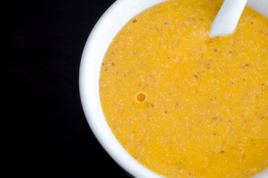 Beyaz kasede ev yapımı turuncu yüz maskesi (deri yüzen yüz ve vücut fırçası). Fruit Diy güzellik ve spa tarifi. Üst görünüm, kapat, boşluğu kopyala 