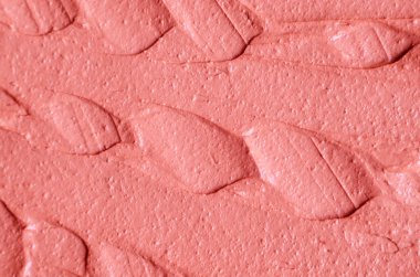 Soluk pembe kozmetik kil (rhassoul, yüz maskesi, yüz kremi, vücut sargısı, saç şampuanı) yakından seçici odaklanma. Fırça darbeleriyle soyut arkaplan.    