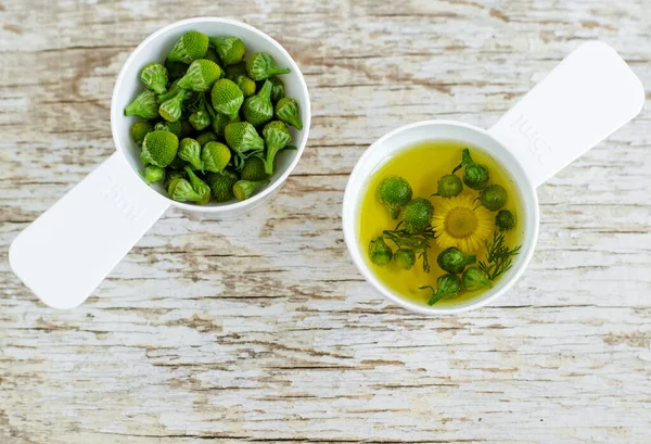 Sup Kecil Dengan Kosmetik Pembersihan Penyembuhan Aroma Chamomile Liar Minyak — Stok Foto
