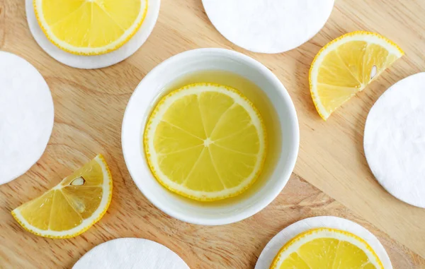 Лимонный Сок Ломтики Лимона Хлопчатобумажные Салфетки Ингредиенты Приготовления Домашней Маски — стоковое фото