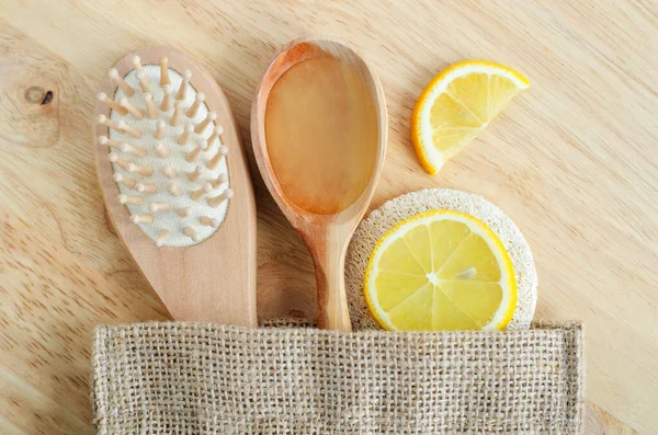 Citronsaft Citronskivor Och Träborste Ingredienser För Att Förbereda Hemlagad Hårmask — Stockfoto