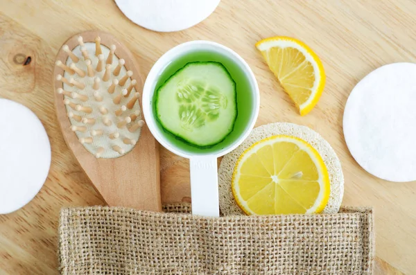 Jus Mentimun Dengan Potongan Mentimun Irisan Lemon Sikat Rambut Kayu — Stok Foto