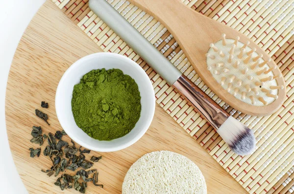 Matcha Verde Polvere Nella Piccola Ciotola Bianca Spazzola Capelli Legno — Foto Stock