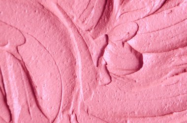 Soluk pembe kozmetik kil (rhassoul, yüz maskesi, yüz kremi, vücut sargısı, saç şampuanı) yakından seçici odaklanma. Fırça darbeleriyle soyut arkaplan. 
