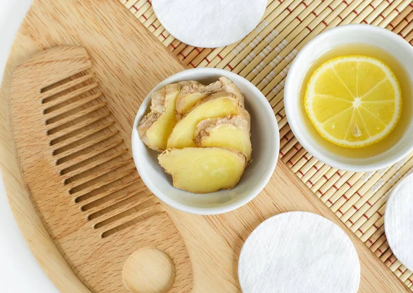 Rebanadas Jengibre Tazón Blanco Pequeño Peine Madera Jugo Limón Rebanada — Foto de Stock