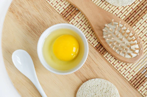 Telur Mentah Mangkuk Putih Kecil Dan Sisir Rambut Kayu Konsep — Stok Foto