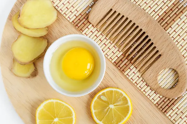 Telur Mentah Mangkuk Putih Kecil Sisir Rambut Kayu Lemon Dan — Stok Foto