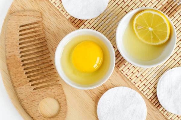 Telur Mentah Mangkuk Putih Kecil Sikat Rambut Kayu Jus Lemon — Stok Foto
