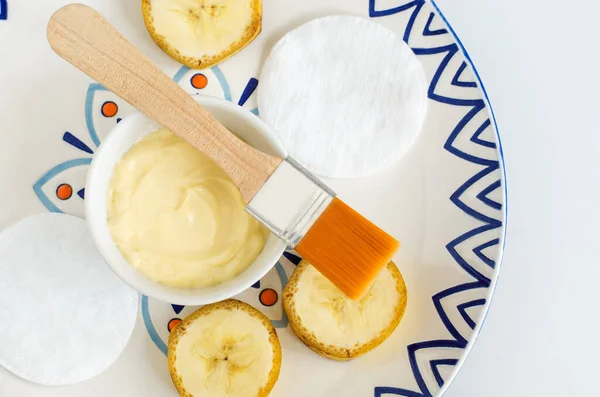 Máscara Plátano Diy Crema Facial Tazón Blanco Pequeño Cepillo Maquillaje — Foto de Stock