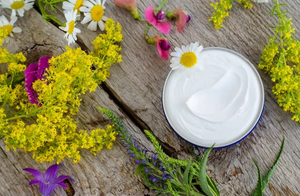 Jar Dengan Krim Wajah Putih Pelembab Masker Salep Konsep Perawatan — Stok Foto