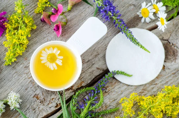 Sop Putih Kecil Dengan Kosmetik Pembersihan Minyak Chamomile Dan Pad — Stok Foto