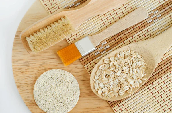 Sendok Dengan Oatmeal Sikat Kosmetik Sikat Tubuh Pijat Kayu Dan — Stok Foto