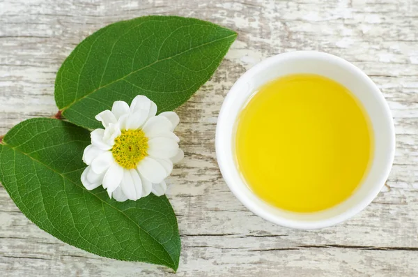 Mangkuk Putih Kecil Dengan Minyak Kosmetik Untuk Perawatan Kulit Alami — Stok Foto