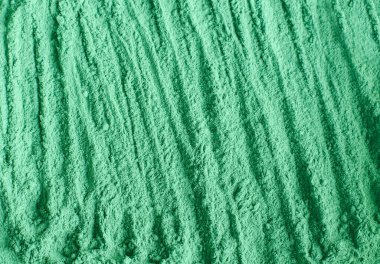 Yeşil kozmetik kil tozu (aljinat yüz maskesi, spirulina vücut ambalajı) dokusu yakın, seçici odaklanma. Soyut arkaplan. 