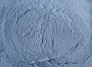 Açık mavi bentonit yüz kil tozu (aljinat maskesi, yüz kremi, vücut ambalajı) dokusu yakın, seçici odaklanma. Fırça darbeleriyle soyut arkaplan. 