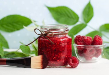 Cam kavanozda ev yapımı ahududu yüz maskesi (deri yüzen yüz ve vücut şekeri fırçası). Meyveli şeker ve spa tarifi. Boşluğu kopyala 