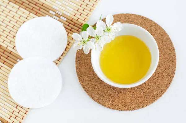 Petit Bol Blanc Avec Huile Cosmétique Nettoyante Fleurs Blanches Tampons — Photo