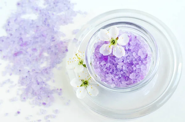 小玻璃碗 有紫色浴盐 和白花 顶部视图 复制空间 — 图库照片