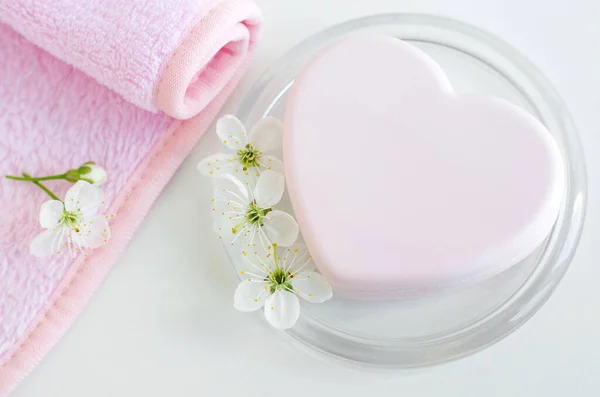 Różowy Pasek Mydła Kształcie Serca Różowy Ręcznik Białe Kwiaty Widok — Zdjęcie stockowe