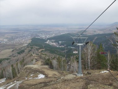 Tatil köyüne tepeden bak. - Rusya. Altai. Belokurikha Resort.