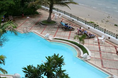 Altın Lale Oteli 'nin penceresinden havuza bak. Zanzibar adası. Tanzanya 'da. Afrika
