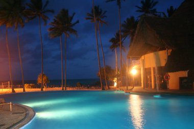 Geceleri havuz. Tanzanya 'da. Zanzibar Adası. Okyanus Bahçesi Tatil Yeri