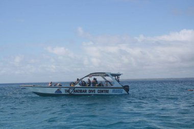 Sürat teknesinde amatör dalgıçlar. Hint Okyanusu, Zanzibar Adası yakınlarında.