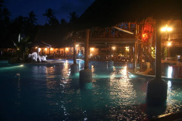 晚上去游泳池坦桑尼亚 桑给巴尔岛海洋乐园度假胜地 — 图库照片