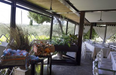  Toskana 'da tepelerle çevrili bir düğün için yer alan restoran 