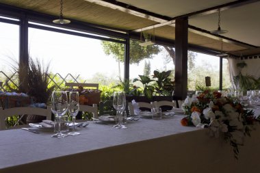 Tuscan tepelerde bir düğün için kurmak Restoran 