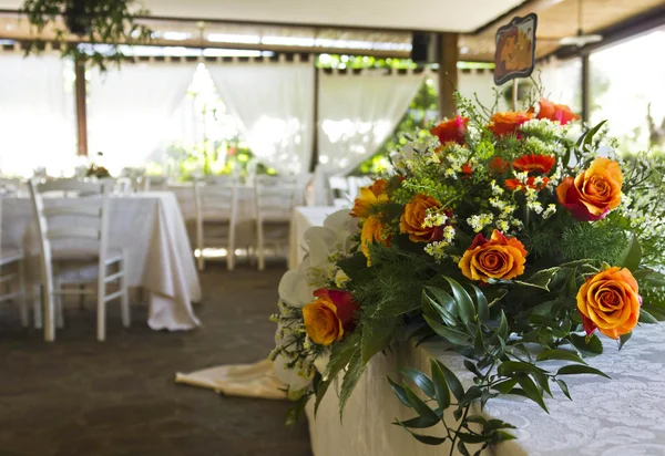 Rozen boeket voor een bruiloft opgezet in een restaurant — Stockfoto