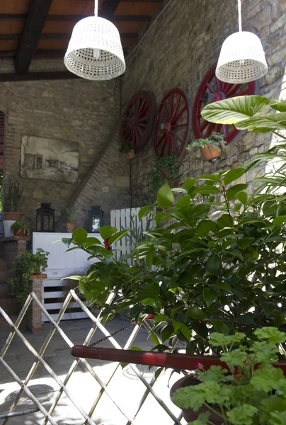Ao ar livre de um restaurante de estilo antigo em colinas florentinas — Fotografia de Stock