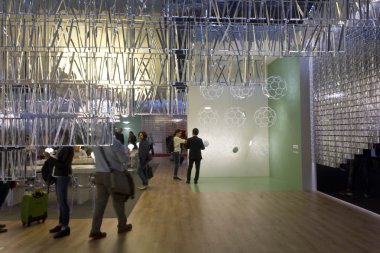 Bir aydınlatma standında etrafında insanlar  